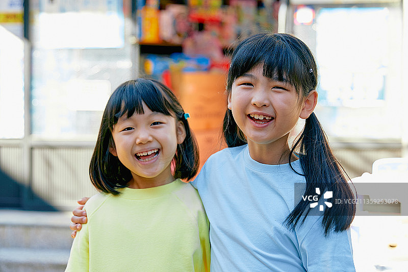 回忆，孩子们，肩膀，朋友们，明亮的笑容图片素材