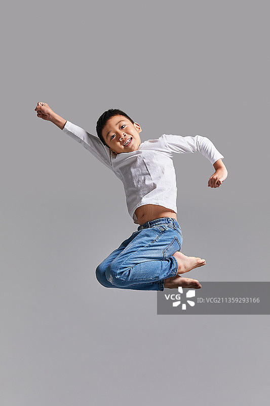 孩子，跳跃，天真，顽皮的表情图片素材