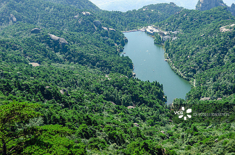 蓝天白云下安徽天柱山的炼丹湖图片素材