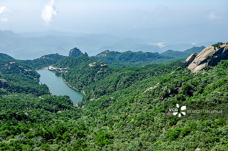 蓝天白云下安徽天柱山的炼丹湖图片素材