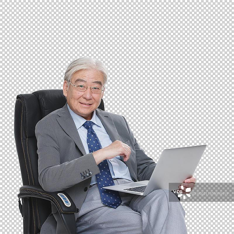 一个商务老年男人使用笔记本电脑图片素材