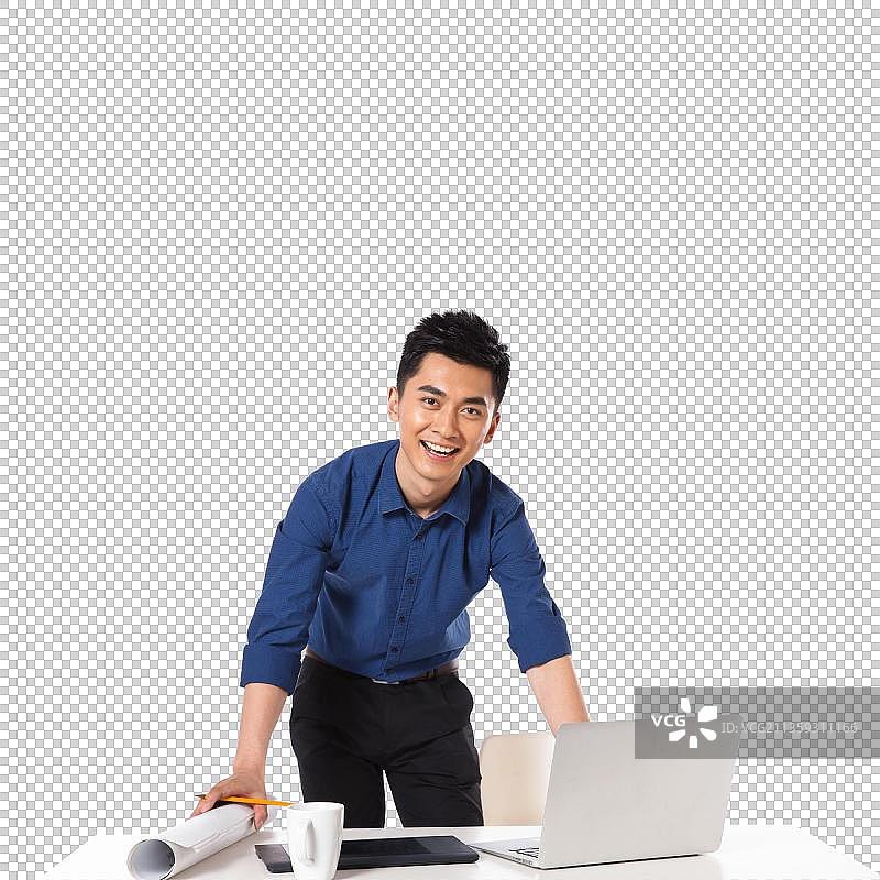 商务男士使用笔记本电脑图片素材