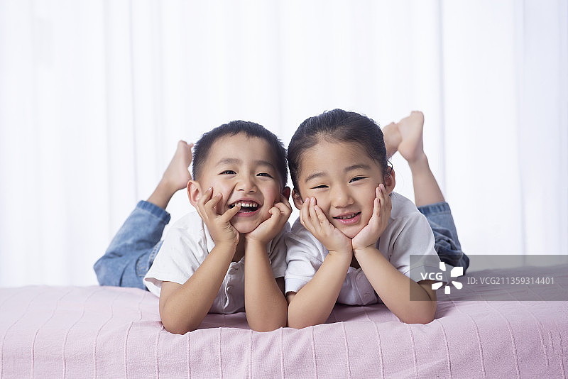 两个孩子在床上玩图片素材