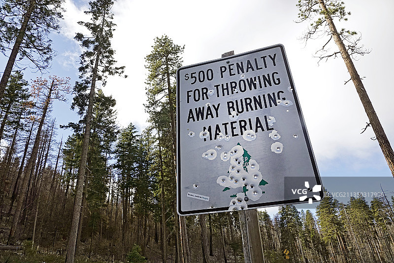 布满弹孔的高速公路标志图片素材