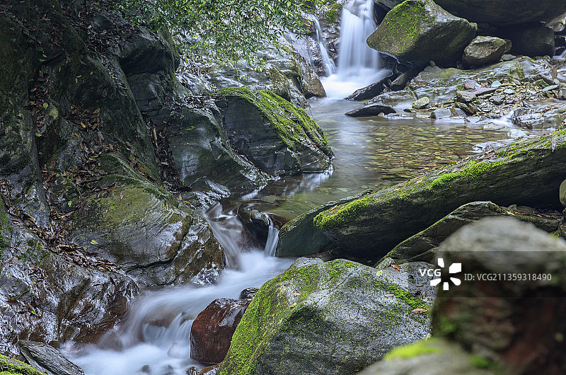 贵州铜仁，亚木沟，溪流，岩石。绿苔藓。图片素材