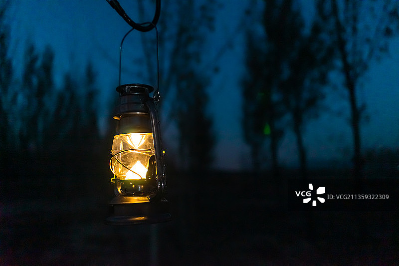 中国山东泰安大汶河河畔户外野营的煤油灯吊灯图片素材