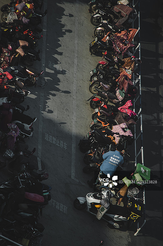 中国山东泰安万达商圈的电动车停车处图片素材