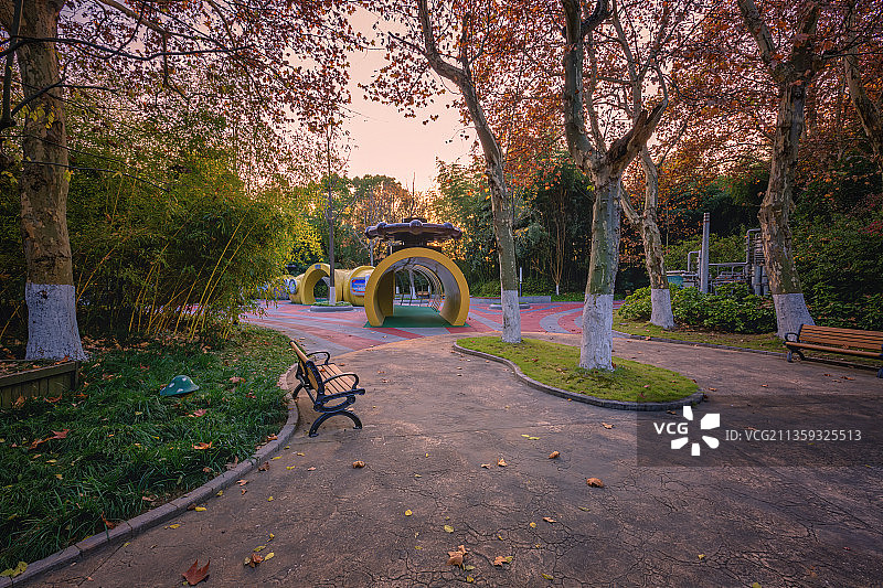 傍晚时分的绿博园油田园+南京图片素材