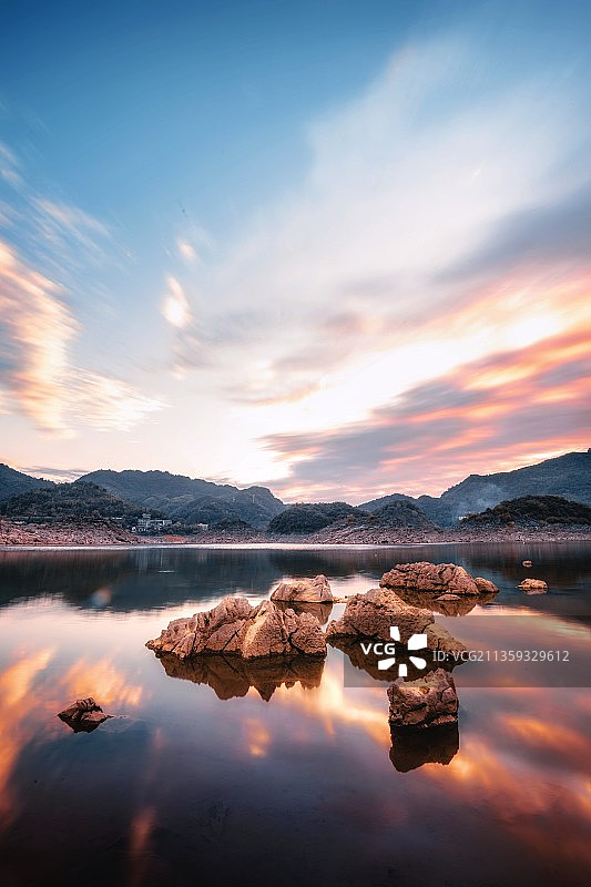 日出桃花湖图片素材