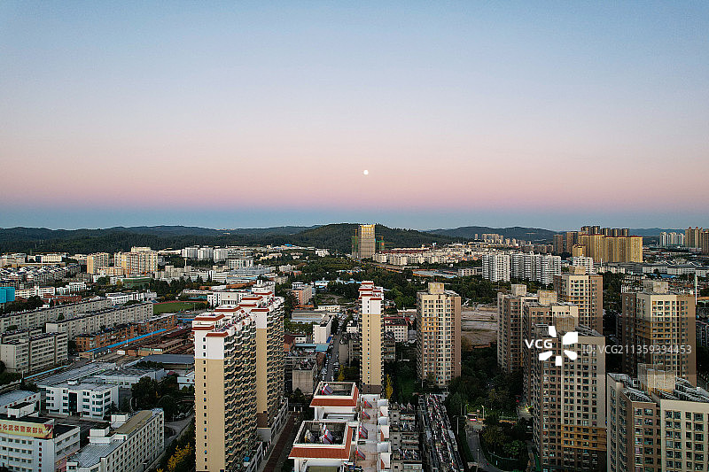 云南省昆明市盘龙区昙景巷市区傍晚时分的城市旅游风光图片素材
