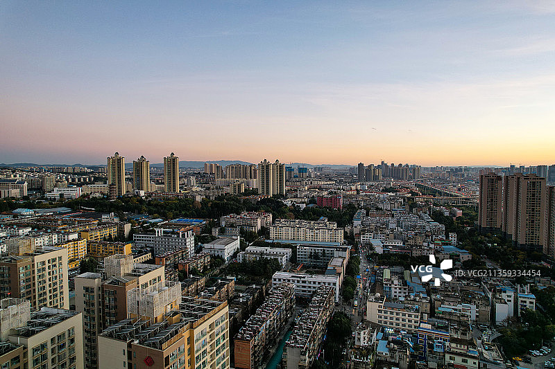 云南省昆明市盘龙区昙景巷市区傍晚时分的城市旅游风光图片素材