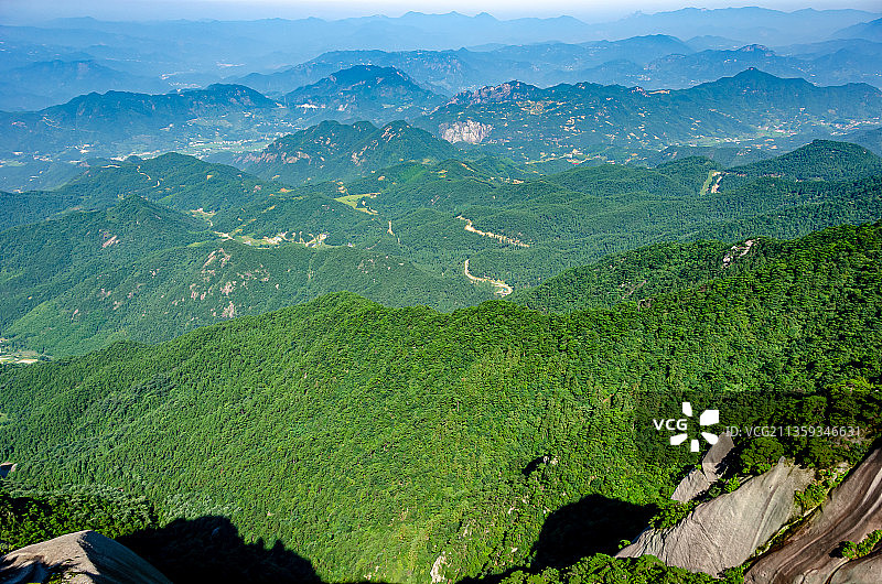 中国安徽天柱峰俯瞰满是绿树的群山图片素材