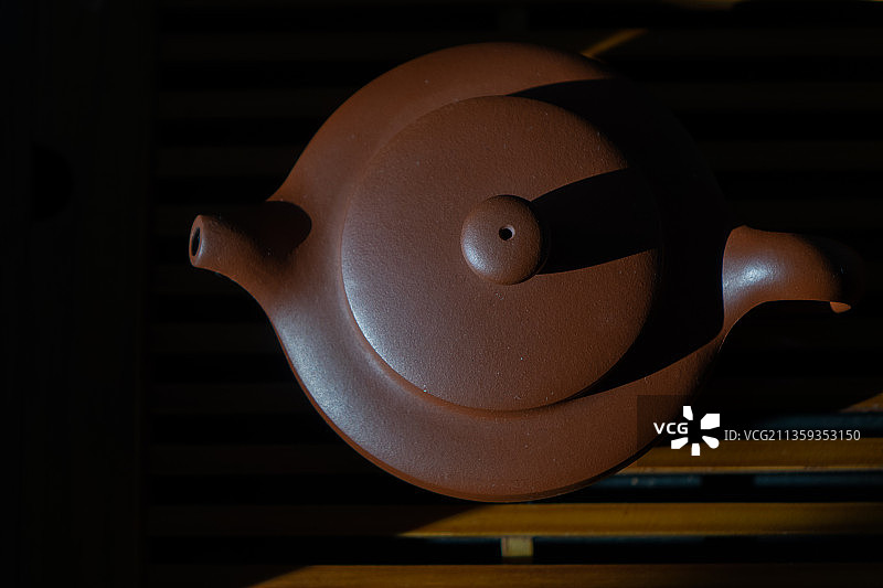 高视角紫砂壶特写图片素材