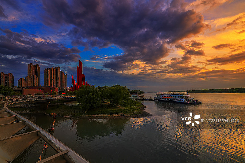 傍晚时分的渡江战役纪念馆和长江+南京图片素材