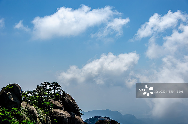 蓝天白云下的安徽天柱山花岗岩地貌图片素材