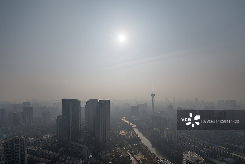 冬季上午（清晨）雾霾中的成都城市风光图片素材