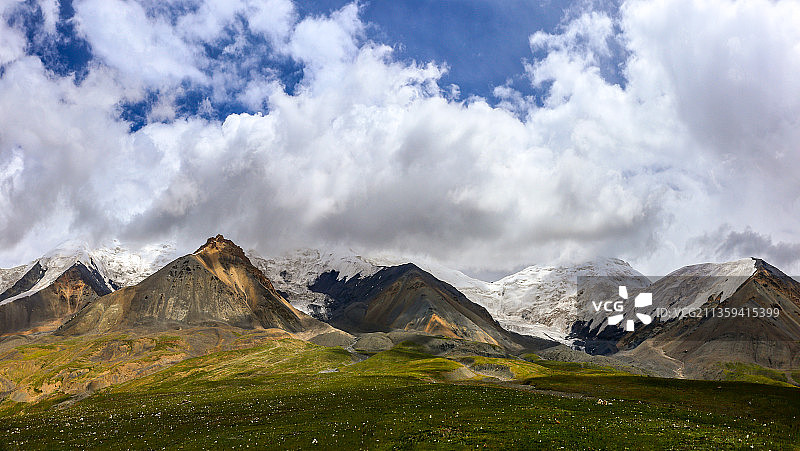 青海果洛阿尼玛卿雪山图片素材