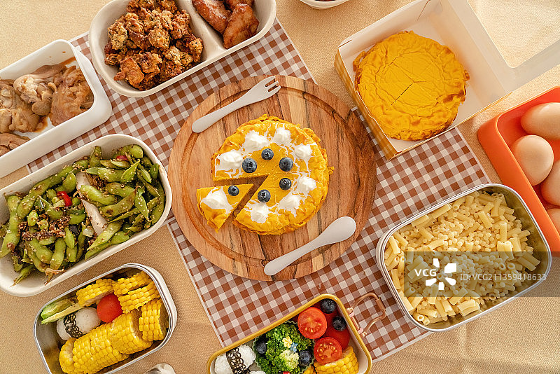 丰盛的南瓜起司蛋糕烤鸡腿果蔬杂粮寿司饭团香酥小肉野餐图片素材