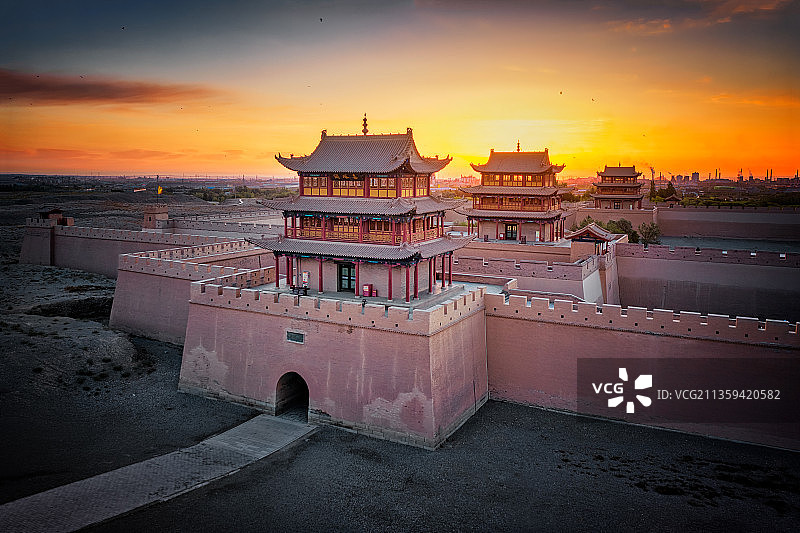 清晨晨辉下的嘉峪关城楼图片素材