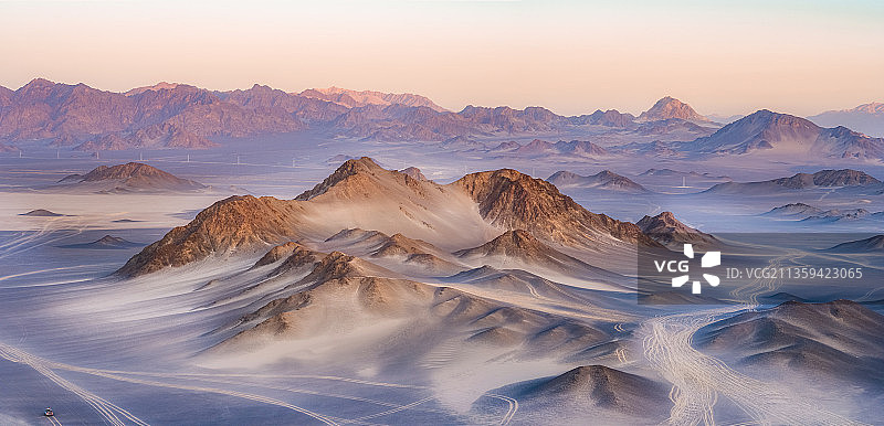 青海冷湖黑独山图片素材