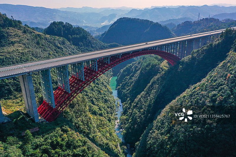 贵阳隐藏在大山里的六车道大桥，路过的司机多见到的很少图片素材