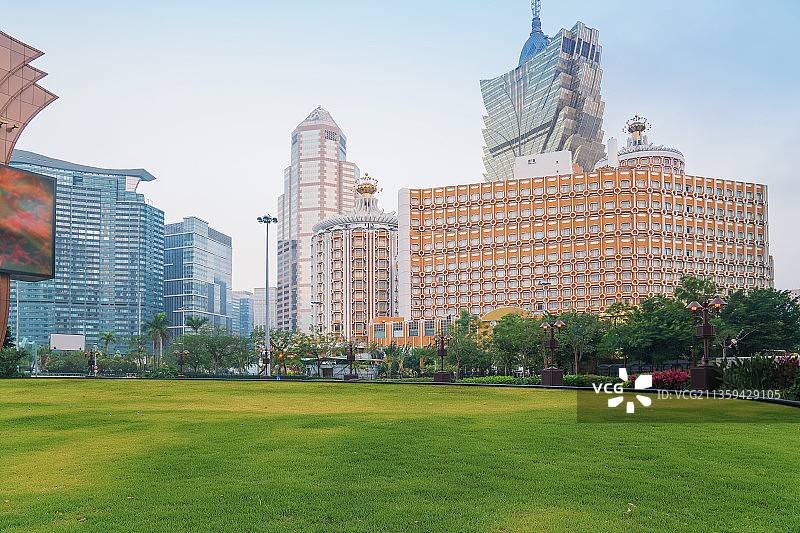 中国澳门城市建筑天际线风光和公园草坪图片素材