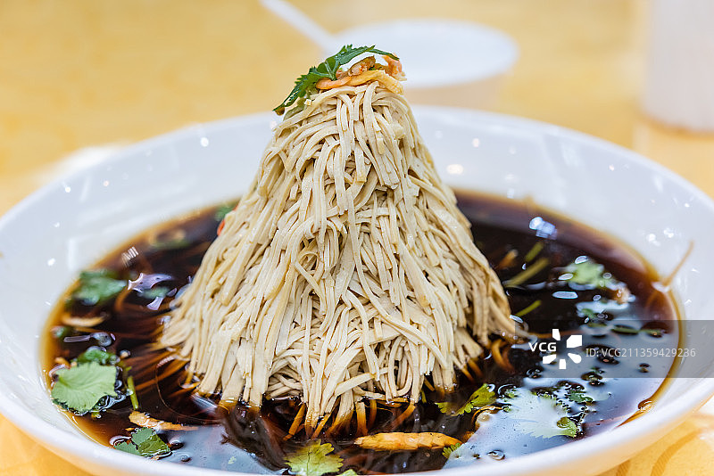 江苏扬州的传统著名小吃烫干丝图片素材