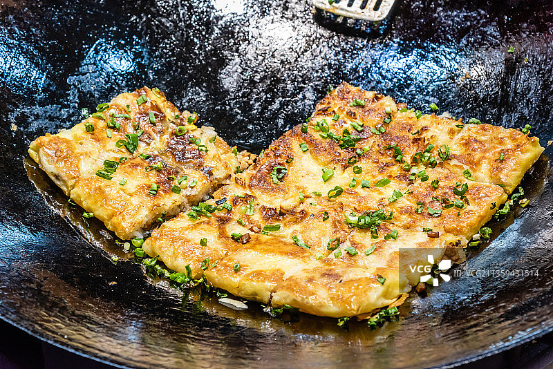 湖北武汉著名传统小吃三鲜豆皮图片素材