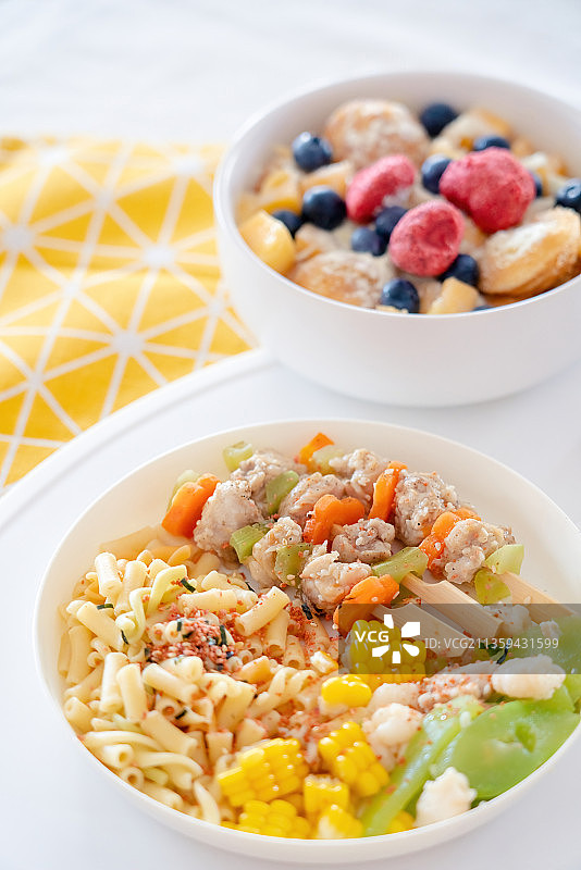 彩色鸡肉串通心粉意面水果蛋糕图片素材