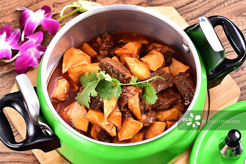 东北菜特色美食土豆炖牛肉图片素材