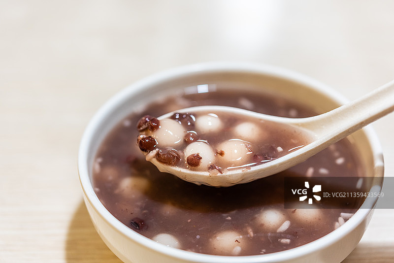 江苏扬州的传统小吃赤豆元宵图片素材