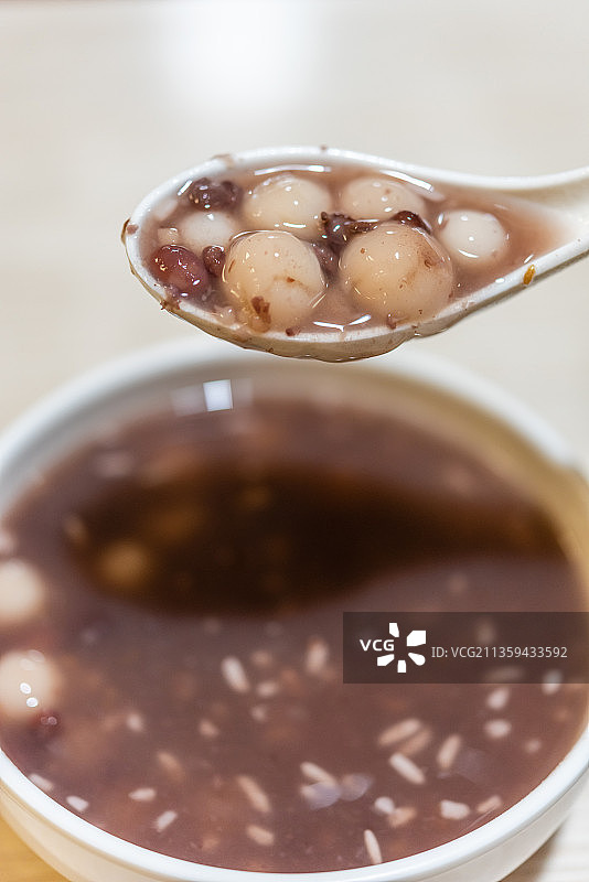 江苏扬州的传统小吃赤豆元宵图片素材