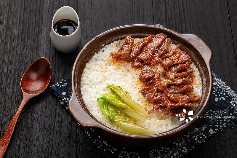 牛肉煲仔饭图片素材