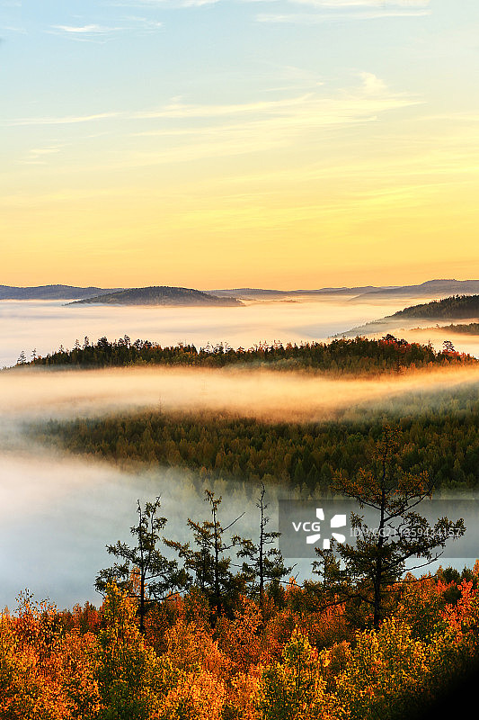 大兴安岭秋季山林云海彩雾图片素材