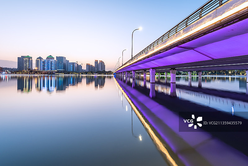扬州明月湖大桥的城市建筑夜景图片素材