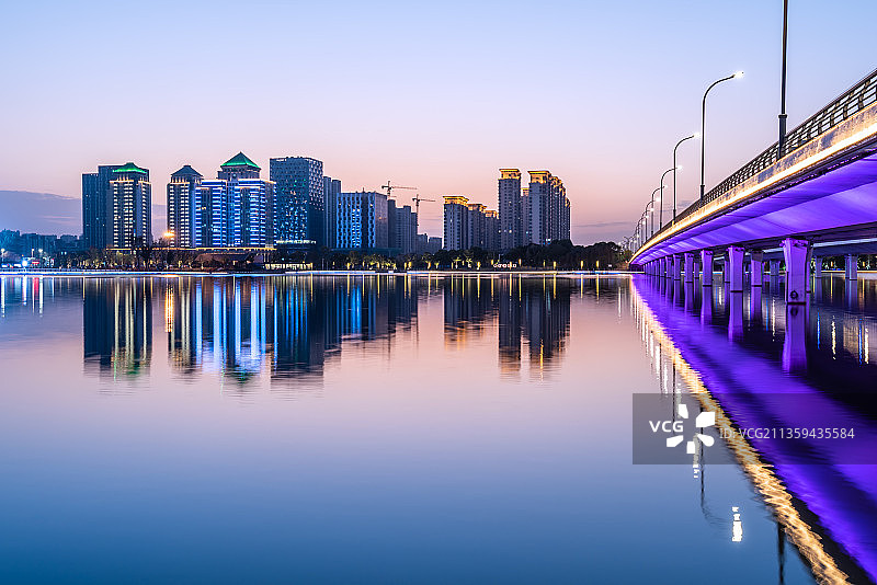 扬州明月湖大桥的城市建筑夜景图片素材