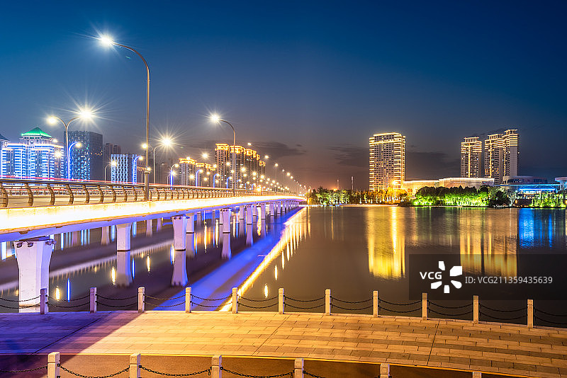 扬州明月湖大桥的城市建筑夜景图片素材