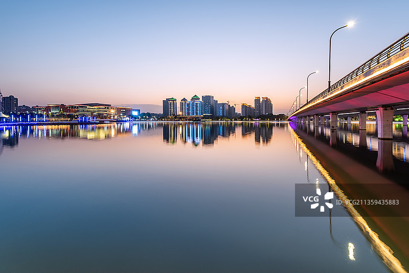 扬州明月湖大桥的城市建筑夜景图片素材