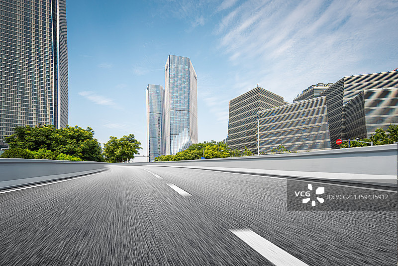 现代建筑城市天际线与公路路面图片素材