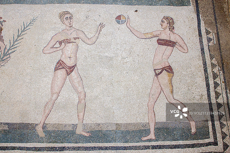 地面马赛克：两个女人在玩球图片素材