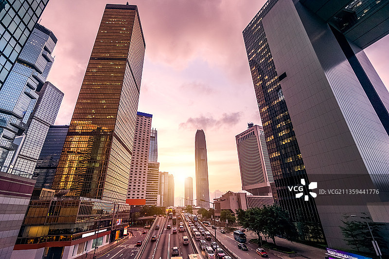 夕阳下的香港中环摩天大厦和道路图片素材