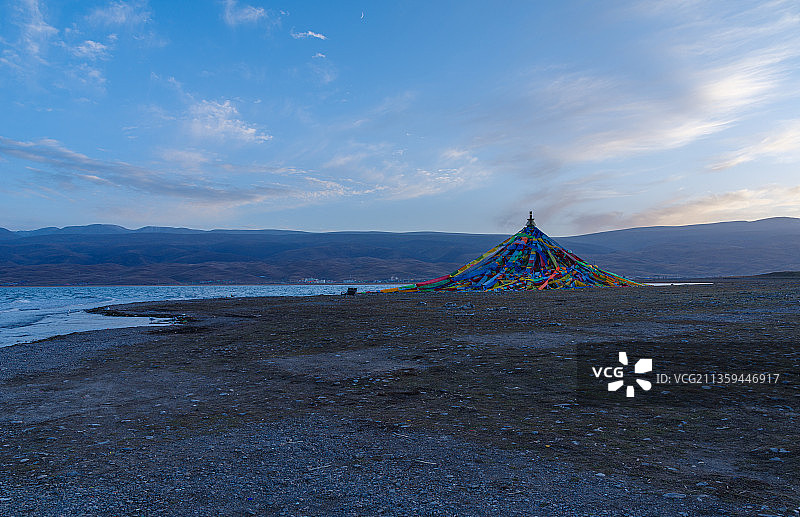 中国青海省青海湖景区经幡景观图片素材