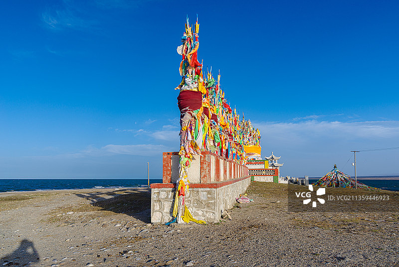中国青海省青海湖景区经幡景观图片素材
