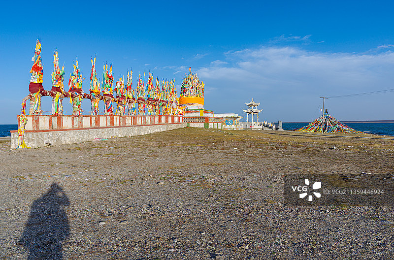中国青海省青海湖景区经幡景观图片素材