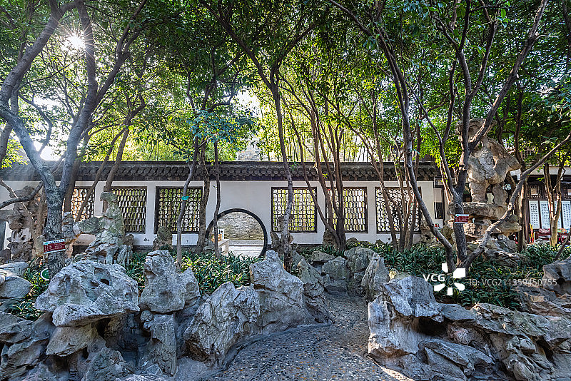 扬州个园的清漪亭和抱山楼古建筑图片素材