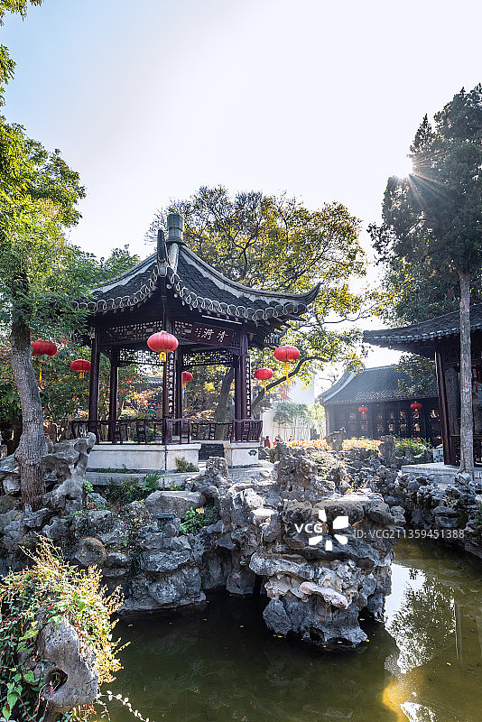 扬州个园的清漪亭和抱山楼古建筑图片素材