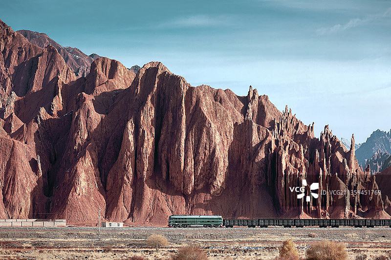 新疆独库公路红山石林段行驶在库俄铁路上的列车图片素材