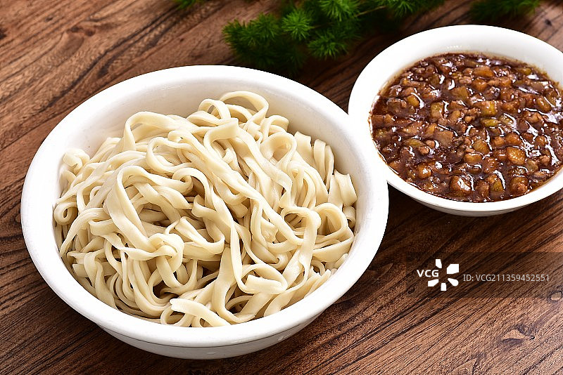 山西面食主食面条小肉茄丁面图片素材