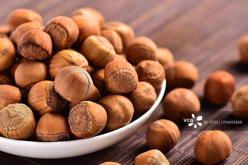 过年干果零食西域美食大榛子图片素材