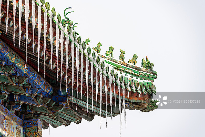 故宫绿色的屋檐角兽和冰挂冰柱奇观图片素材